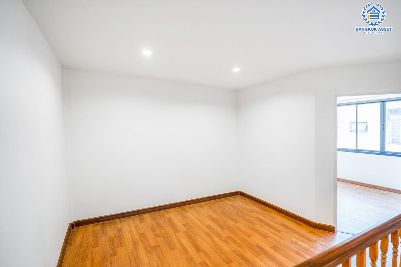 บ้านมือสองตกแต่งใหม่ ม.พระปิ่น2 ติดถนนบรมราชชนนี เนื้อที่ 17 ตร.ว. ฟังก์ชันจัดเต็ม 3 ห้องนอน 2 ห้องน้ำ บนทำเลศักยภาพ เชื่อมต่อหลายเส้นทาง ใกล้เซ็นทรัลปิ่นเกล้า ม.มหิดล , ทางด่วน "กาญจนาภิเษก"